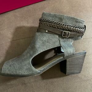 So booties barely worn. Grey size 6.5